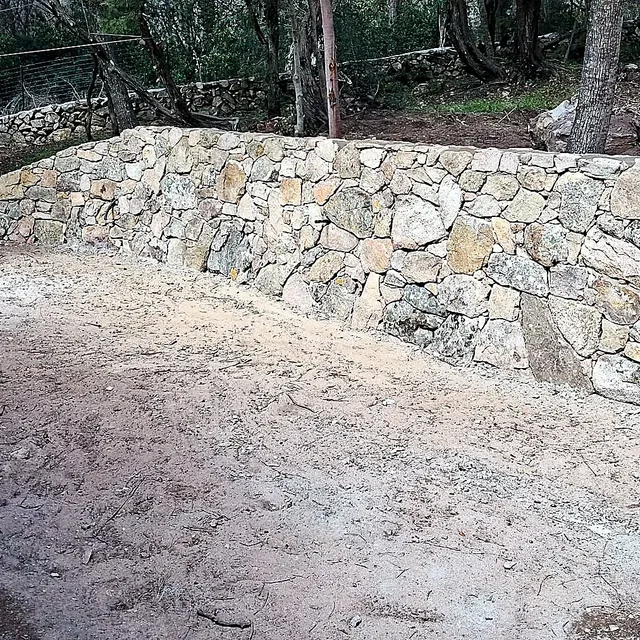 Giardino e spazi esterni in pietra