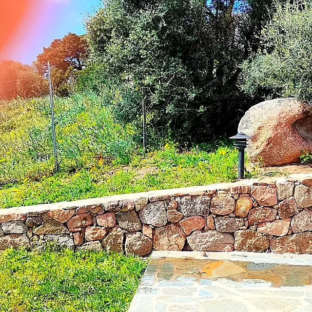 Giardino e spazi esterni in pietra