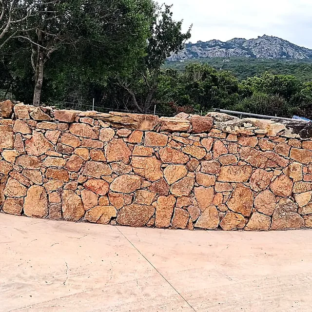Muro a secco in granito della Gallura