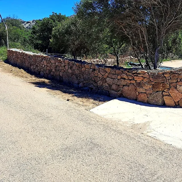 Muro a secco in granito della Gallura