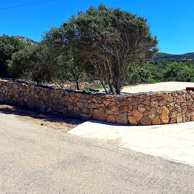 Muro a secco in granito della Gallura