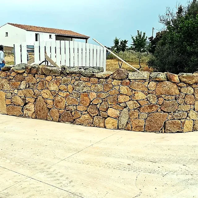 Muro a secco in granito della Gallura