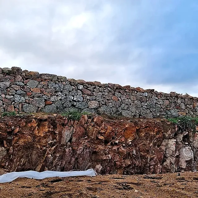 Muro a secco in granito della Gallura
