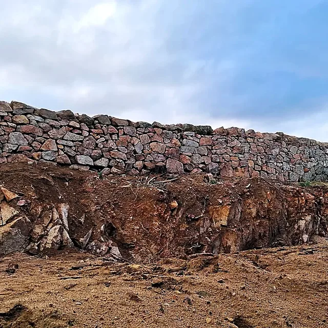 Muro a secco in granito della Gallura