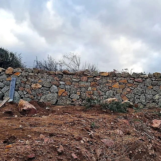 Muro a secco in granito della Gallura