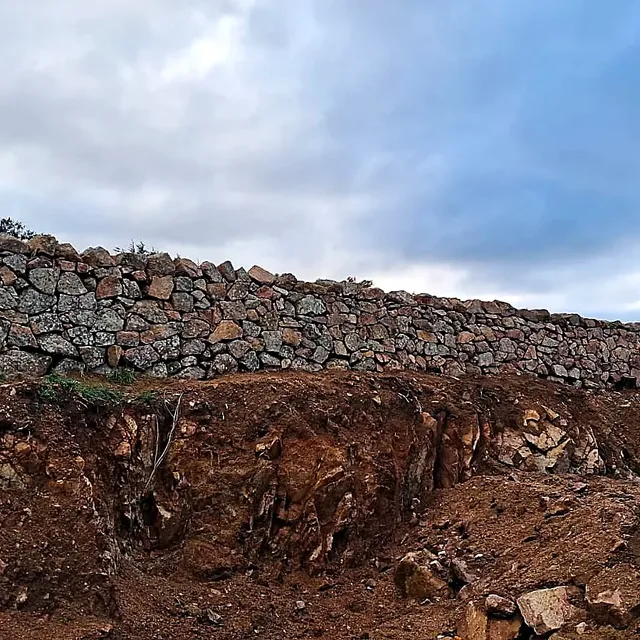Muro a secco in granito della Gallura