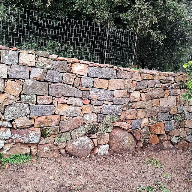 Muro a secco in granito della Gallura