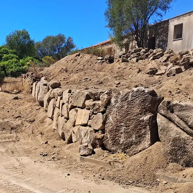 Muro a secco lungo la strada in pietra locale