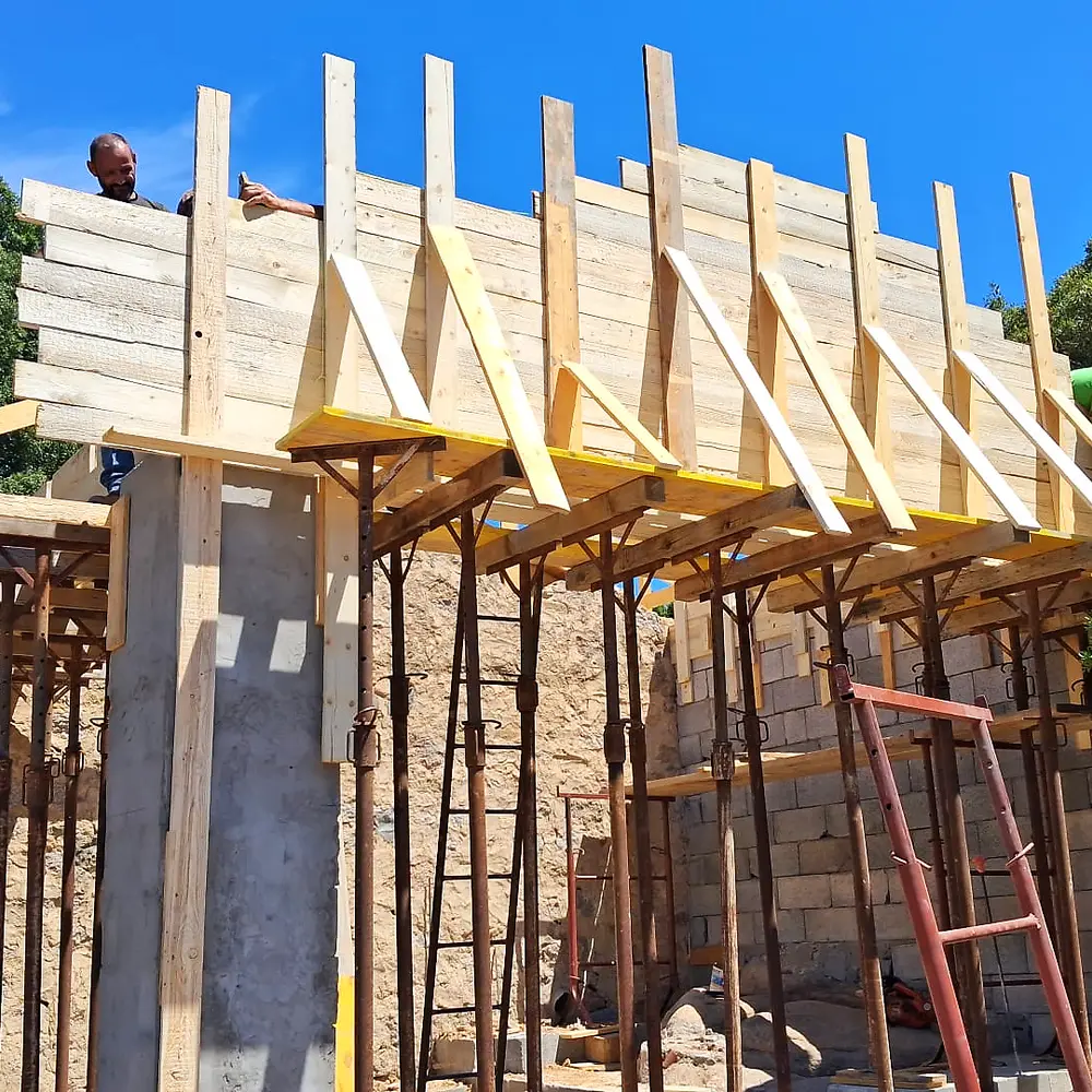 Muratura in pietra e legno in cantiere