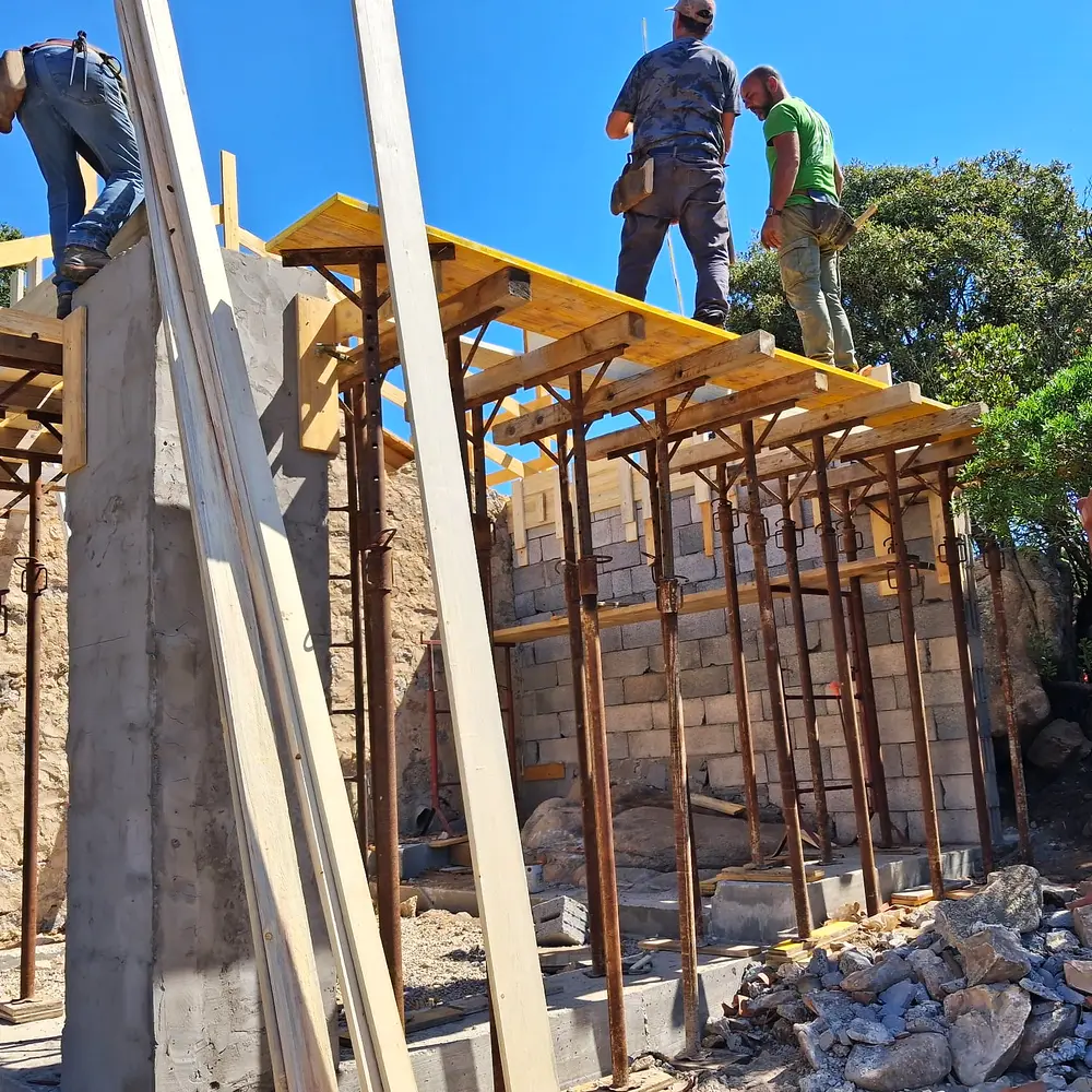 Il team al lavoro su un muro in pietra