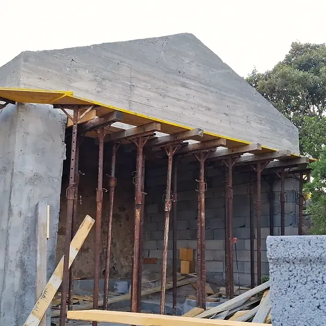 Cantiere di recupero: casseforme e muratura in pietra