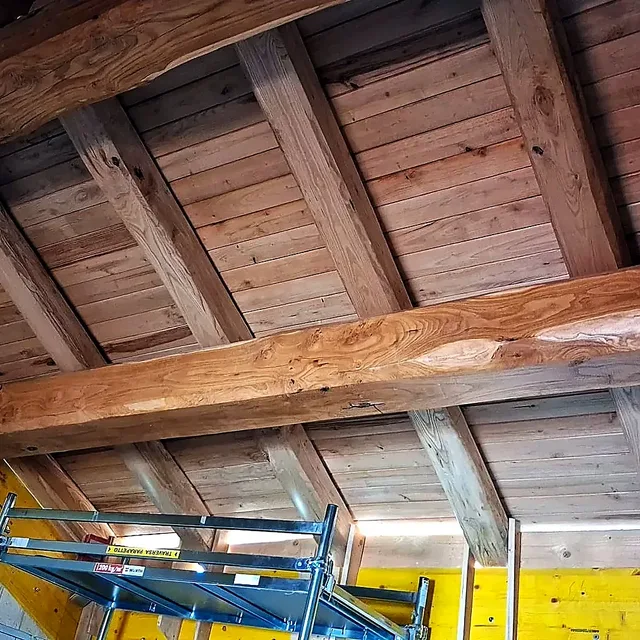 Veranda e tetto in legno della Gallura