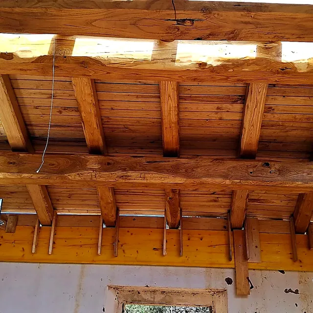 Veranda e tetto in legno della Gallura