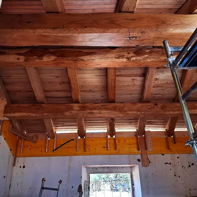 Veranda e tetto in legno della Gallura