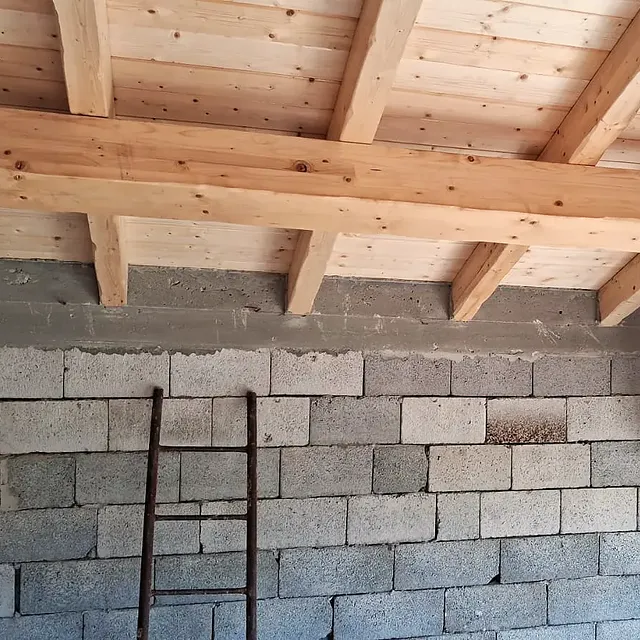 Struttura del tetto in legno su muratura