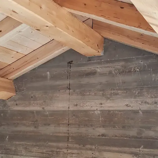 Travi in legno e cemento a vista sotto il tetto